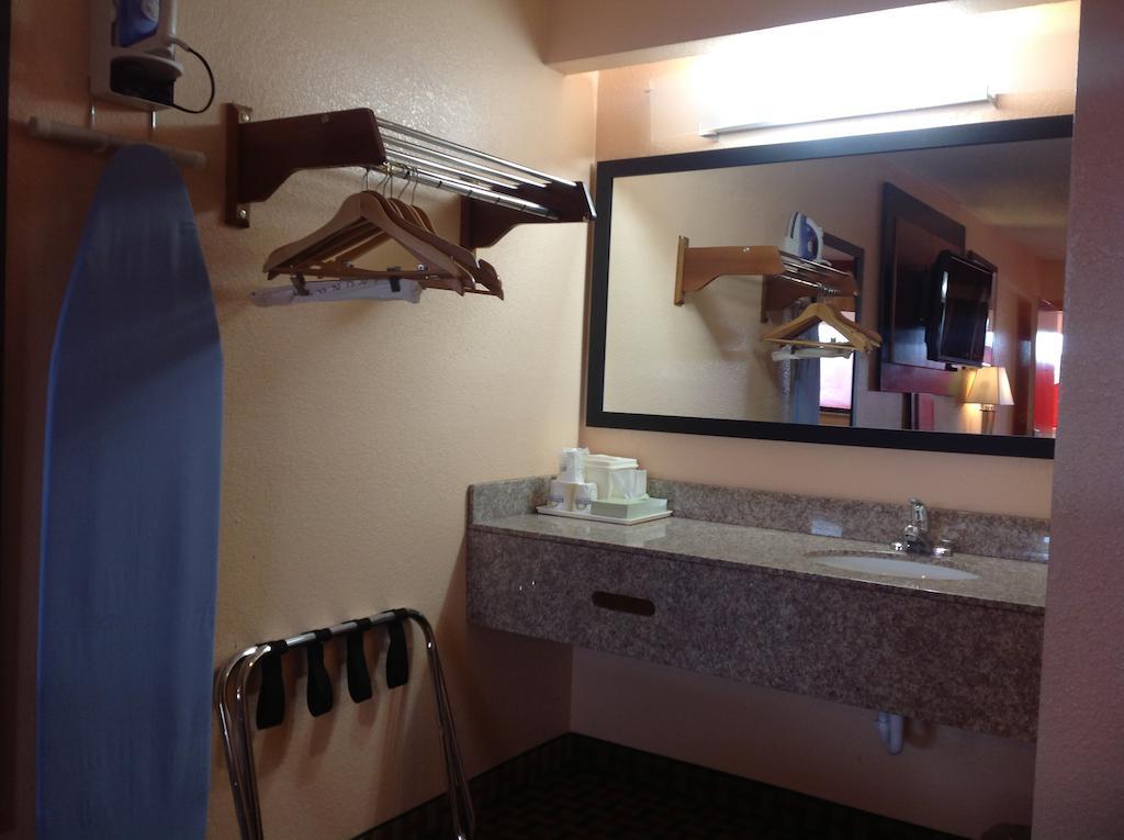 Budget Inn Hazelwood Room photo